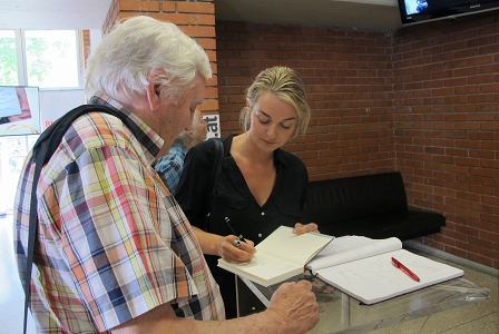 Valerie Fritsch signiert Bücher unmittelbar nach ihrer Lesung bei den 39.TDDL