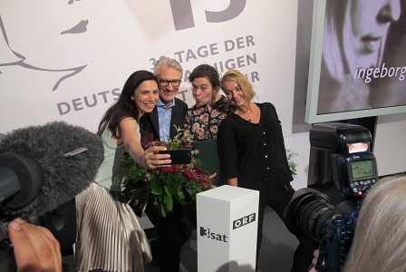 Dana Grigorcea, Nora Gomringer und Valerie Fritsch und Moderator Christian Ankowitz machen ein Selfie