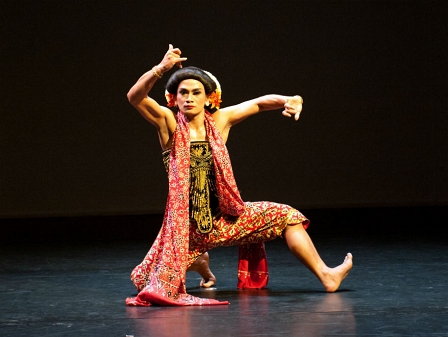 Traditionelle erotische Tanzfigur aus Indonesien