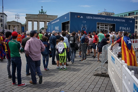 Fans warten vor dem UEFA Super Store am Brandenburger Tor