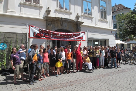 Steirische Kunst- und Kulturschaffende protestieren am Grazer Südtiroler Platz unter einem Banner: "Lebt und arbeitet für die Kunst"