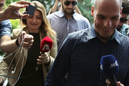 © APA/EPA/IGOR TALA?EVICH Yanis Varoufakis vor Mikrophonen