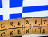 "Grexit" mit Scrabble-Steinen vor der griechischen Fahne