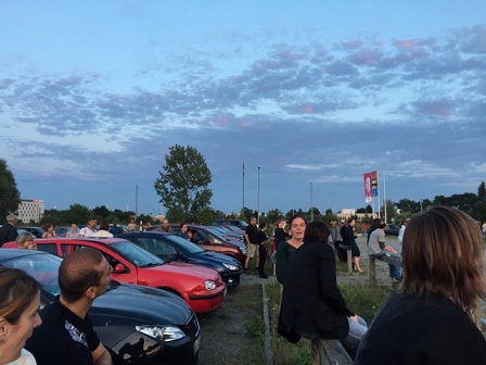 Menschen bei der Ankunft beim Autokino in Berlin