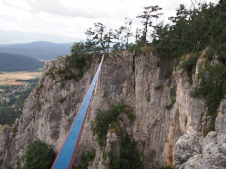 Gespannte Highline über dem Abgrund