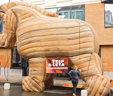 Trojanische Pferd vor dem Verhandlungsort in Brüssel