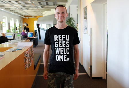 Daniel mit den Refugees Welcome Shirts