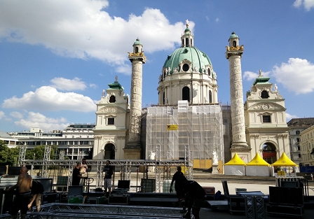 Die noch nicht ganz aufgebaute Seebühne vor der Karlskirche.