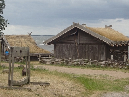 Wikingersiedlung in Foteviken, mit zierlichem Pranger am linken Bildrand