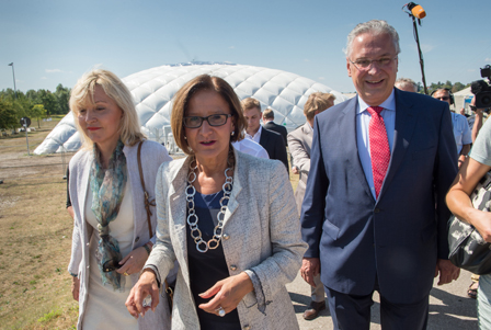 Bayerns Innenminister und die österreichische Innenministerin Johanna Mikl-Leitner besuchen in Taufkirchen (Bayern) eine Flüchtlingsunterkunft in einer Traglufthalle.