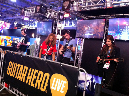 Gamescom-Besucher/innen beim Spielen von "Guitar Hero Live".