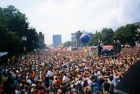 Tausende Menschen bei der Love Parade 1998 in Berlin