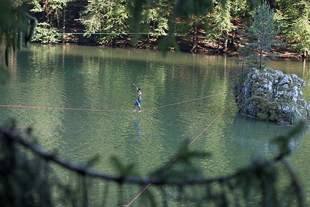 Slackliner geht über eine Waterline