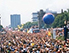 Tausende Menschen bei der Love Parade 1998 in Berlin