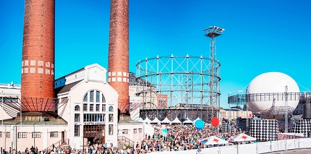 Flow Festival - Gelände mit einer alten Fabrik und zwei Schornsteinen