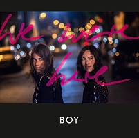 Albumcover von "We Were Here" von Boy. Die zwei Frauen von Boy gehen über die Straße.