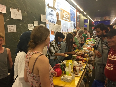 Refugees werden am Wiener Hauptbahnhof versorgt