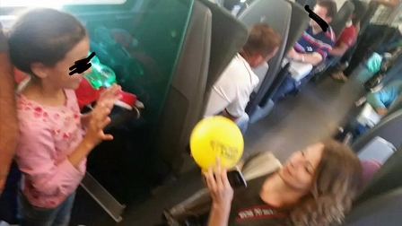 Tina Wirnsberger spielt mit einem Mädchen Fangen mit einem Luftballon