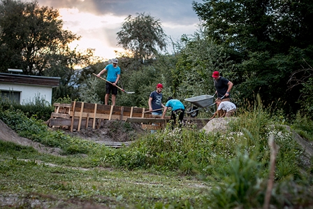 Bike Crew arbeitet auf Baustelle