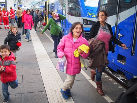 Lachend syrische Kinder am Bahnhof
