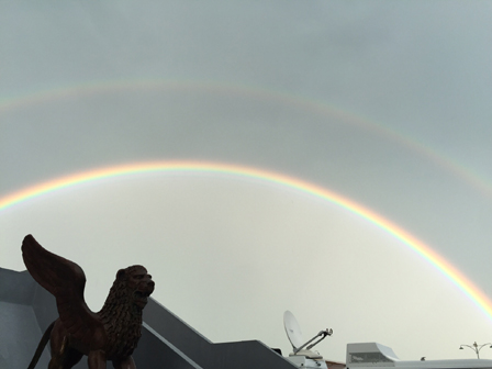 Regenbogen über geflügeltem Löwen