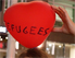 Herzförmiger Luftballon mit Aufschrift "Refugees"