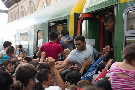 Flüchtlinge drängen auf einen Zug in Budapest