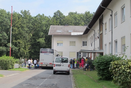 Ein Bus aus Traiskirchen kommt in Fehring vor dem Gebäude der Kaserne an und bringt Flüchtinge ins sogenannte Verteilerzentrum 