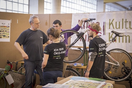 Menschen schauen sich ein Fahrrad ganz genau an