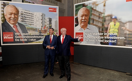 Wiens Bürgermeister Michael Häupl vor zwei Wahlplakaten der SPÖ