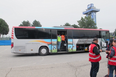 Ein Bus mit Flüchtlingen kommt im Schwarzl-Freizeitzentrum bei Graz an