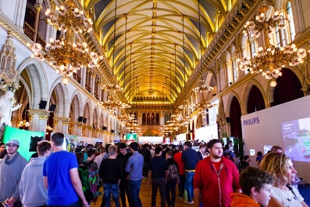 Menschen im Wiener Rathaus bei der Game City