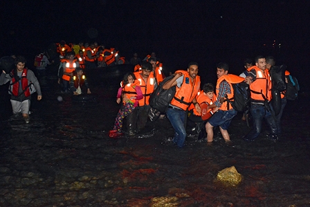 Flüchtlinge in Schwimmwesten verlassen ein Boot