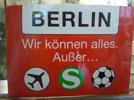 Plakat in Berlin mit Aufschrift: "Wir können alles. Außer... Flughafen, S-Bahn und Fußball"