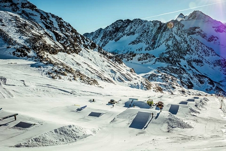 Snowpark im Stubaier Gletscher mit unterschiedlich hohen Schanzen