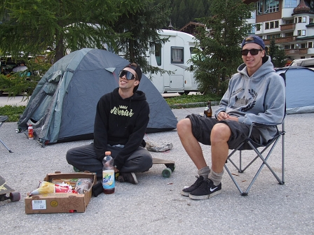 Zwei Jungs mit Zelten am Parkplatz