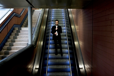 © Cameron Wittig TAllest man on earth auf rolltroppen
