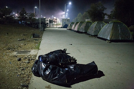 Menschen in Müllsäcken. Kälte und Obdachlosigkeit quälen hunderte Flüchtlinge in Moria.