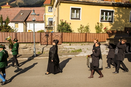 "Die Heimkehr der Eleonore Nesterval": Eine inszenierte Beerdigung führt durch Vordernberg im Rahmen eines Stücks von Nesterval beim steirischen herbst