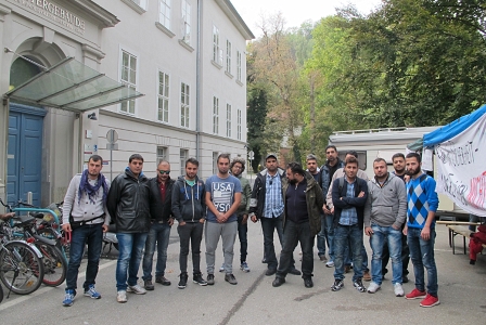 Asylwerber demonstrieren vor der Bundespolizeidirektion in Graz, auf der Rückseite des Gebäudes befindet sich das Anhaltezentrum. 