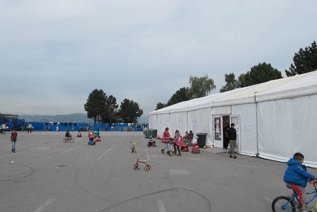 Wurde von einem Transit-Quartier zum Notquartier für Asylwerbende: eine Halle am Schwarzl-Freizeitzentrum. Im Bild: Ein großes Zelt als Aufenthaltsort tagsüber für die Kinder