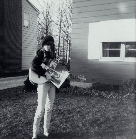 Chrissie Hynde als Teenagerin im Garten des Elternhauses