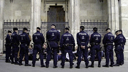 Polizei vor Votivkirche