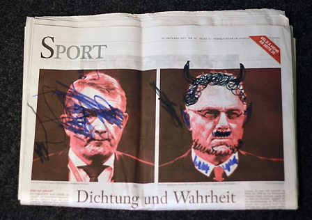 Cover der aktuellen Zeit. Die Bilder von Wolfgang Niersbach und Franz Beckenbauer sind mit Edding verziert worden