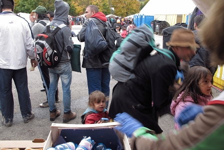 Refugees an der österreichischen Grenze zu Slowenien bekommen Wasserflaschen, Weißbrot und Bananen