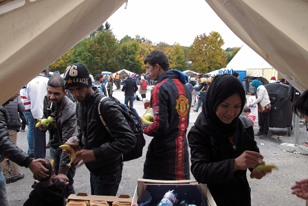 Angekommen auf österreichischem Staatsgebiet nahe dem Grenzübergang in Spielfeld: Refugees bekommen Bananen, Weißbrot und 0,5-Liter-Flaschen mit Wasser bei einem kleinen Zelt des Roten Kreuz
