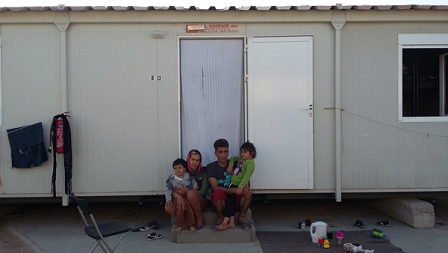 Familie vor Container