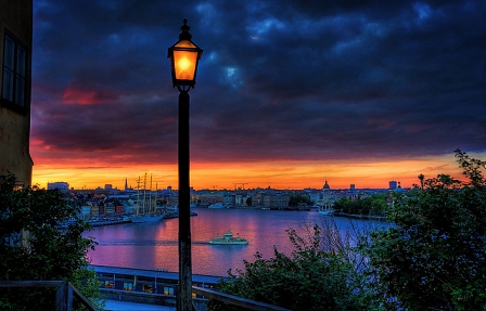 Straßenlaterne vor dem Sonnenuntergang in Stockholm