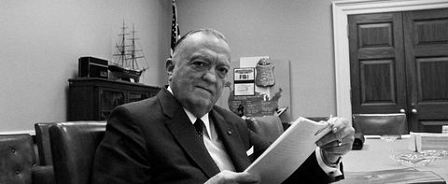 FBI-Direktor J. Edgar Hoover an seinem Schreibtisch