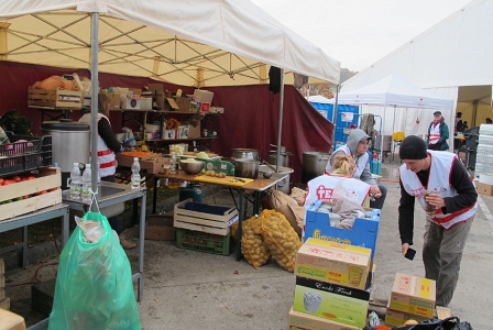 Mobile Küche in einem kleinen Zelt in Spielfeld beim Transitlager 